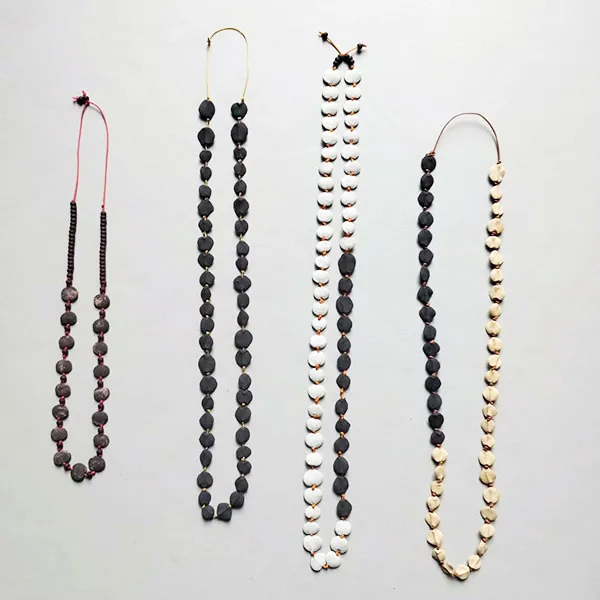 Pièces uniques-perles patiemment façonnées à la main-grès blanc, roux, noir, rouge